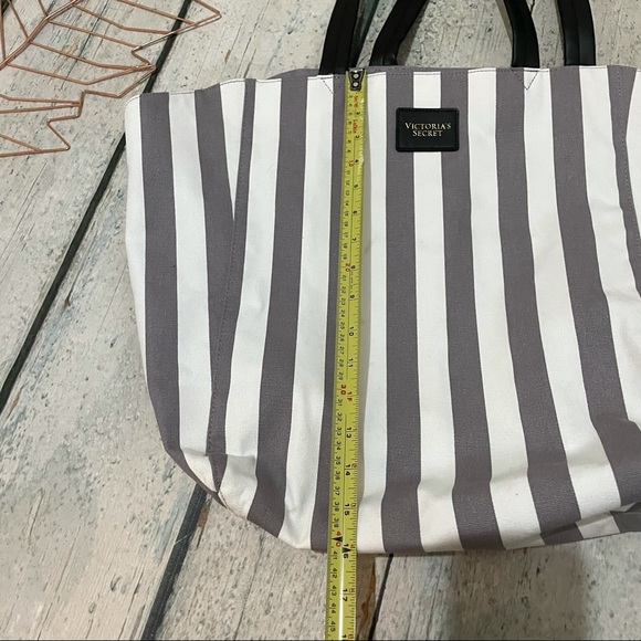 Victoria’s Secret tote beach bag large grey white striped black pocket summer - Picture 4 of 7